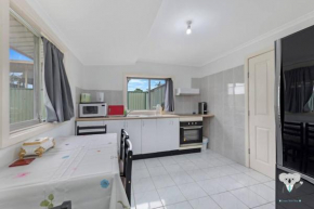 KozyGuru Fairfield East Unique 2Bed House